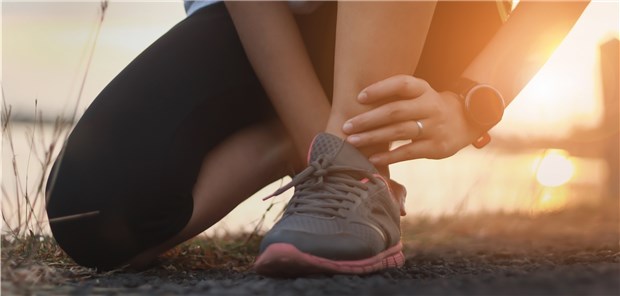 Keine Schmerzmittel vor dem Sport! Schmerzen beim Sport lassen sich nach Ansicht eines Schmerzmediziners nicht durch Dehnen während der Bewegung verhindern.