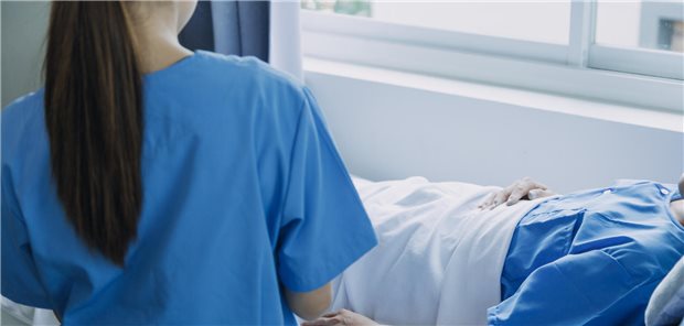 Ein todkranker Patient liegt in einem Bett auf der Palliativstation im Krankenhaus.