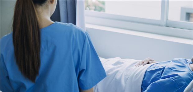 Ein todkranker Patient liegt in einem Bett auf der Palliativstation im Krankenhaus.