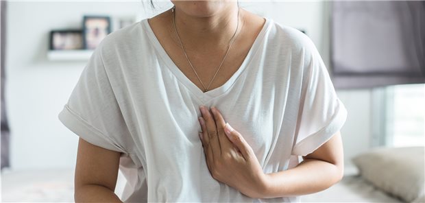EoE-Erhaltungstherapie mit Budesonid-Schmelztablette Schmerzen hinter dem Brustbein sind ein Symptom der eosinophilen Ösophagitis.
