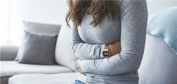 Schmerzen im Oberbauch: ein typisches Symptom bei Dyspepsie.