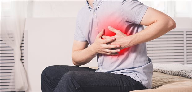 Schmerzen im Thoraxbereich: Bei einem jungen Mann wurden einige Monate nach einer Akupunkturbehandlung außer einer Perikarditis nadelartige Konstrukte im Herzen gefunden.