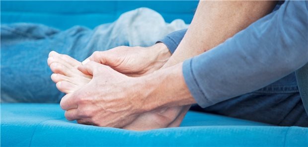 Schmerzen im Zeh. Das Großzehengrundgelenk kann nicht nur bei Gicht, sondern auch bei einer PsA betroffen sein.