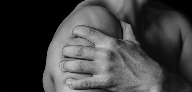 Schmerzen in der Schulter: Einem Impingement-Syndrom können sowohl mechanische als auch funktionelle und degenerative Ursachen zugrunde liegen.