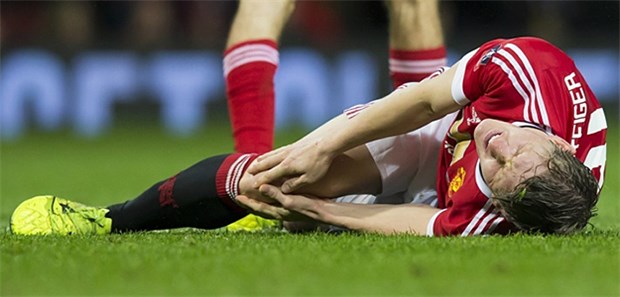 Jeder dritte Fußballer schmeißt sich Pillen ein Schmerzen und Leistungsdruck sind allgegenwärtig im Profi-Fußball: Bastian Schweinsteiger gilt in England als "Meister der Schmerzen".