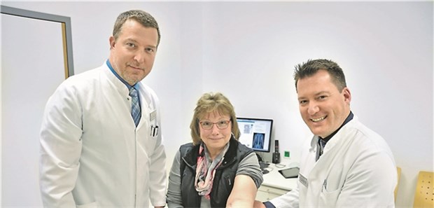 Schmerzfrei nach der Op: Patientin Gisela T. mit den Plastischen Chirurgen Professor Goetz Giessler (links) und Dr. Holger Engel.