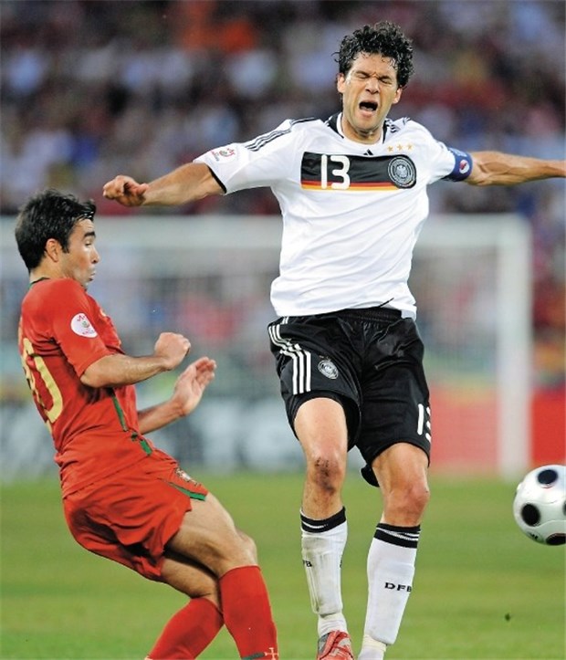Osteitis pubis: Albtraum der Fußballprofis Schmerzhafte Attacke: Der Portugiese Deco (links) im Zweikampf mit Michael Ballack beim Viertelfinalspiel der Europameisterschaft in Basel.