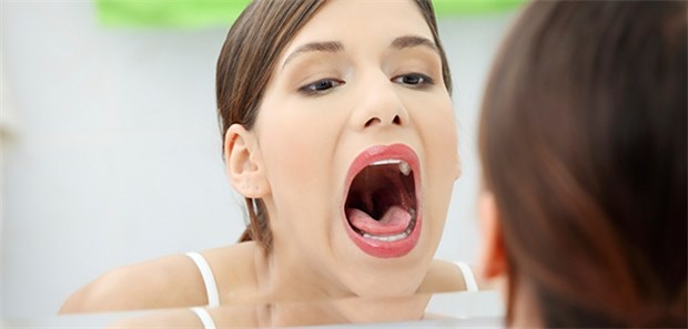 Bei Halsschmerzen zusätzlich einmalig ein Kortikosteroid! Schmerzhafte Schluckbeschwerden: Rachen unnd Gaumen sind gerötet, geschwollen und druckschmerzhaft.