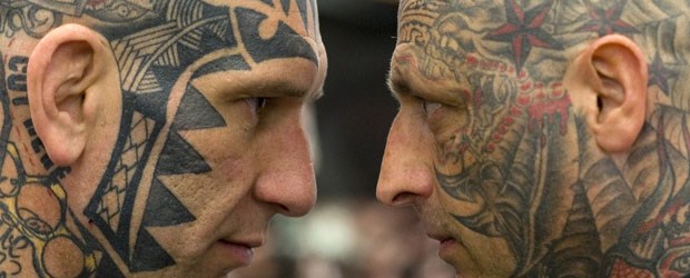 Schärfere Regeln für Tätowierfarben Schmuck oder Gefahr? Nicht alle Tätowierfarben sind gesundheitlich unbedenklich. Der Bunderat fordert strengere Regeln.