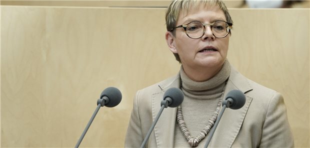 Dittmar: „Jeder kann zum Lebensretter werden“ „Schnell geleistete Erste Hilfe spielt eine große Rolle, vor allem, wenn noch kein Arzt vor Ort ist“: BMG-Staatssekretärin Sabine Dittmar (SPD).