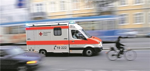 Corona-Pandemie bremst die Rettungskette in Bremen Rettungswagen des Deutschen Roten Kreuzes fährt in einer Stadt im Verkehr.