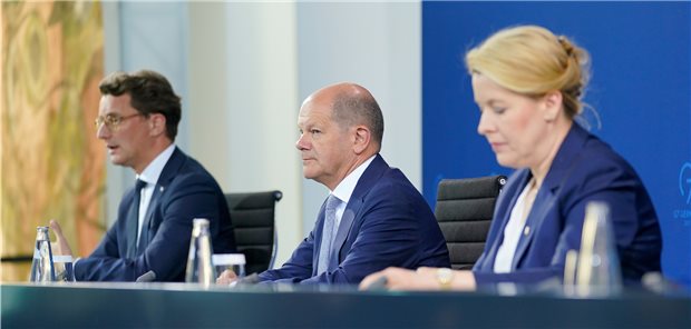 Voll-Evaluation der Corona-Maßnahmen dauert länger als geplant Schnelle Entscheidung der MPD: Erst Evaluation der Corona-Maßnahmen, dann Anpassung des Infektionsschutzgesetzes. NRW-Ministerpräsident Hendrik Wüst (CDU), Bundeskanzler Olaf Scholz und Berlins Regierende Bürgermeisterin Franziska Giffey (beide SPD) am Donnerstagabend.