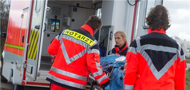 Schnelle Hilfe bei Schädel-Hirn-Traumata: Haben Patienten eine intrakrankielle Blutung kann die schnelle Anwendung von Tranexamsäure offenbar das Sterberisiko mindern.