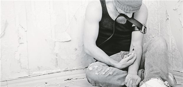 Naloxon-Nasenspray taugt als Lebensretter Hilfe bei Überdosierung: Naloxon ist ein Gegenmittel zu Opiaten aller Art, egal ob gespritztes Heroin oder Schmerztablette. (Symbolbild mit Fotomodell)
