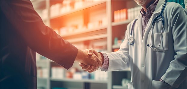 Heilberufler in Schleswig-Holstein: Wir werden von der Politik nicht wertgeschätzt Arzt und Patient schütteln sich die Hand
