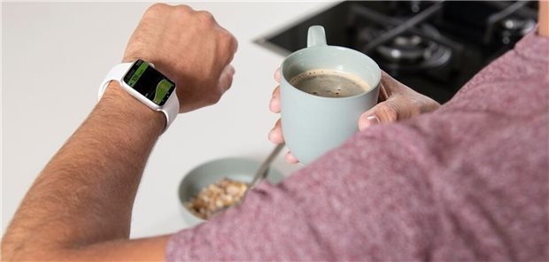 Schneller Blick auf die Smart-Watch, dann sind die aktuellen Glukosewerte klar. rtCGM wie hier mit dem Eversense kann auch die Lebensqualität erhöhen.