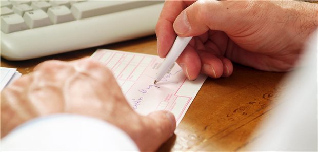 Schneller per Hand verordnet als elektronisch? Für Hausarzt Dr. Steffen Grüner und sein Team derzeit im Praxisalltag Realität. (Symbolbild)
