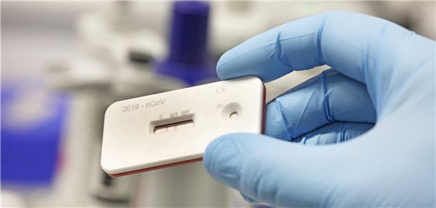 Fünf Millionen Schnelltests für Pflegeeinrichtungen Schnelltests sollen die Sicherheit in Pflegeheimen steigern – auch um Besuche zu ermöglichen (Symbolbild).