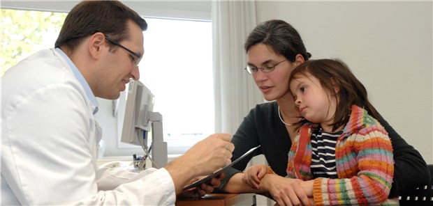 Schnieft auch die Mutter beim Kinderarztbesuch, so sollten Pädiater die Möglichkeit einer SARS-CoV-2-Infektion in Betracht ziehen.