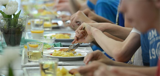 Schulen sollen gegen Adipositas kämpfen Schnitzel und Kartoffelsalat: Nach Meinung der EU-Kommission soll das Mittagessen in den Schulen gesünder werden.
