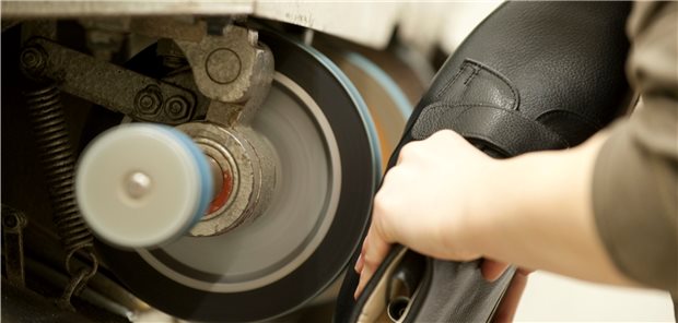 Schnürsenkel: Bei Rheuma-Patienten mit Handdeformitäten sollten orthopädische Schuhe besser einen Klettverschluss haben.