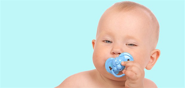 Mama leckt den Schnuller ab – kein Tabu Schnullerkind: Fällt der Schnuller auf den Boden, könnte laut einer Studie aus den USA das Ablutschen durch die Mutter durchaus Vorteile für das Immunsystem des Kindes haben.