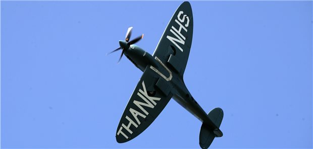 Der NHS soll grüner werden Schön anzusehen, aber auf dem Weg zu einem klimaneutralen britischen Gesundheitssystem wohl bald nicht mehr gern gesehen. Eine Spitfire mit einer Dankesbotschaft für die NHS-Mitarbeiter.
