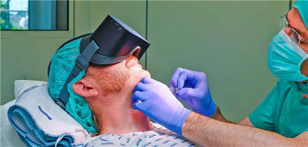 Während einer Op ab ins All: Uniklinik testet VR-Brillen Mann mit VR-Brille im OP.
