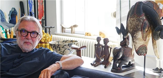 Schoeneich in seiner Münchner Wohnung, die einem Museum gleicht. Der Chirurg sammelt Kunstobjekte. Hier unter
anderem eine Maske aus Nigeria.
