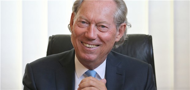 Werner Mang – mit 70 im OP Schönheits-Chirurg Professor Werner Mang sitzt in seinem Büro in der Bodensee Klinik bei einem Interview.