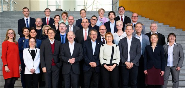 Scholzens neuer Expertenrat: Der Kanzler am 18. März (4.v.l.) mit seinem Gesundheitsminister Lauterbach (3.v.l.), dem Ratsvorsitzenden Heyo Kroemer (4.v.r) und dessen Stellvertreterin Susanne Möbus (3.v.r).