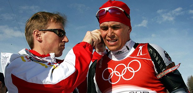 Ärztliche Kompetenz für deutsche Olympioniken Schon 2006 bei Olympia in Turin im Einsatz: Sotschi-Teamarzt Bernd Wolfarth (links) nahm dem Biathleten Michael Greis Blut für den Laktattest ab.