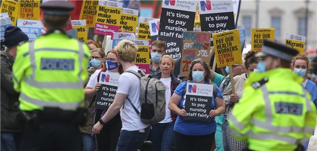 Schon 2021 streikte britisches Gesundheitspersonal für bessere Gehälter. Ab Mitte Dezember sind wieder Arbeitsniederlegungen angekündigt.
