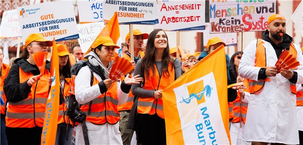 Ärztinnen und Ärzte an kommunalen Krankenhäusern vor dreitägigem Streik Schon Anfang Dezember demonstrierten Ärztinnen und Ärzte (hier auf dem Römerberg in Frankfurt/Main) für höhere Gehälter und bessere Arbeitsbedingungen. Mitte Januar stehen nun Streiks an.
