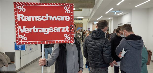 Vertreterversammlung der KV Hamburg fordert Unterstützungspaket für Praxen Schon Anfang Oktober fand eine Protestveranstaltung im Hamburger Ärztehaus gegen die Streichung der Neupatienten-Regelung großen Anklang unter den Vertragsärzten. Weitere Proteste sind nicht ausgeschlossen.
