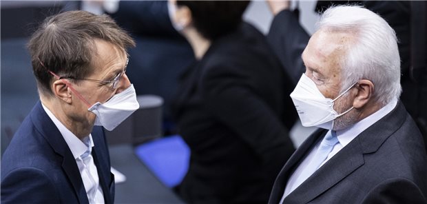 Kubicki legt Lauterbach Rücktritt nahe Schon ein paar Tage her: Karl Lauterbach und Wolfgang Kubicki bei der Vereidigung der neuen Bundesregierung im Dezember 2021. So richtig dicke Freunde sind die beiden seither nicht geworden.