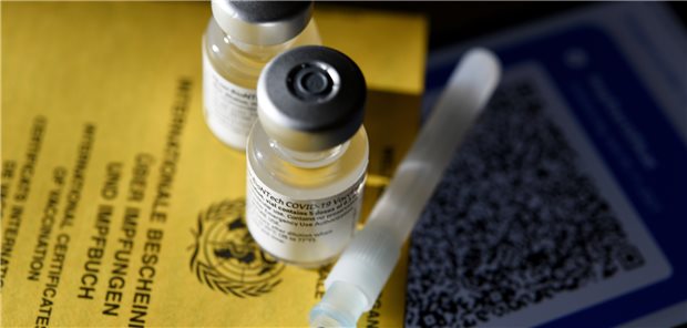 Schon gegen Corona geimpft? Diese Frage war im Jahr der einrichtungsbezogenen Impfpflicht für Mitarbeiter in Praxen, Kliniken und Pflegeheimen entscheidend.