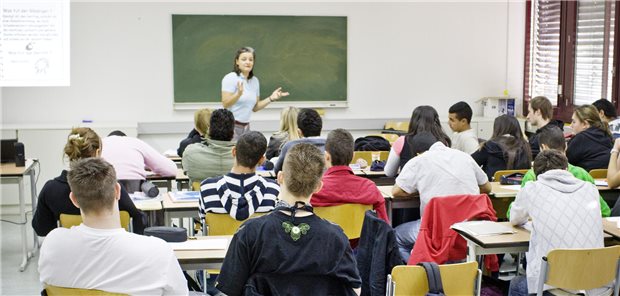 Pflegepraktika und ihr „Klebeeffekt“ für den Nachwuchs Eine Lehrerin steht vor einer Klasse.