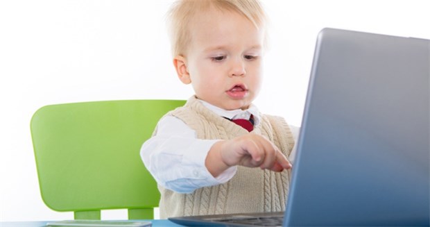 Dreikäsehochs nutzen das Web Schon wie ein Großer bedient dieser Knirps den Laptop.