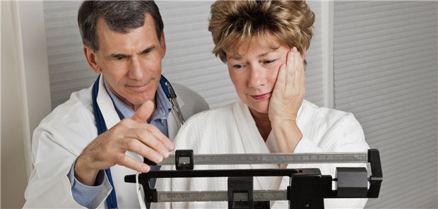 Übergriffige Vorgesetzte sind auch am ärztlichen Arbeitsplatz keine Ausnahme Arzt mit Frau an einer Waage.