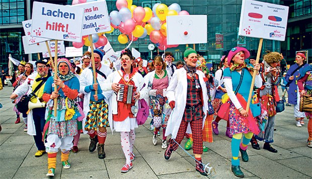 Humor mit ernsten Absichten Schräger Protest: Klinik-Clowns ziehen mit Gesang und Klamauk vom Berliner Hauptbahnhof zum Kanzleramt.