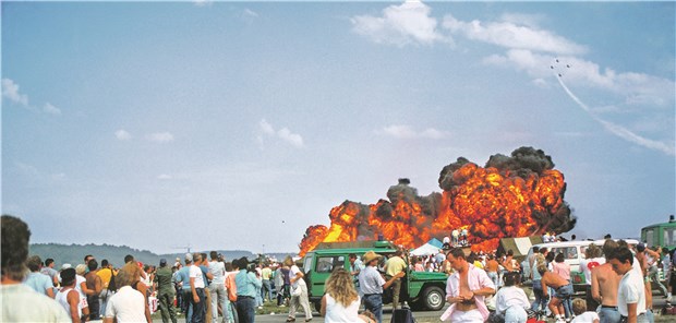 Vom Leid der Ramstein-Überlebenden Schreckliches Ende eines Flugtags: Beim Unglück von Ramstein 1988 starben 70Menschen. Marc-David Jung (oben links) überlebte.
