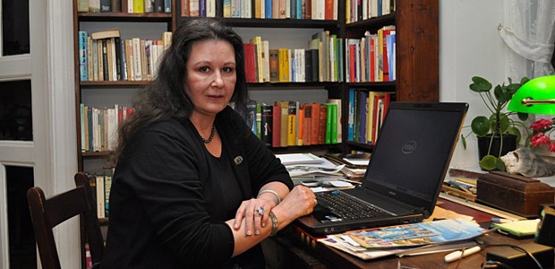 Ärztin und Autorin aus Leidenschaft Schreiben und Lesen sind ihre Leidenschaften: Dr. Petra Gebhardt aus Hamburg vor ihrer Bücherwand.