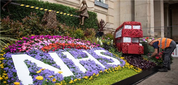 Furcht vor Behandlungskollaps in Großbritannien wächst Schriftzug beim Nationalen Gesundheitsdienst (NHS): Ganz so rosig sieht es leider bei den Finanzen und Strukturen des staatlichen Gesundheitswesen in Großbritannien nicht aus.