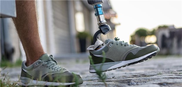 Schritt voran dank Technik: Forschern gelang es in einer Studie, die Gehfähigkeit von Betroffenen mit Unterschenkelamputation mit einer bionischen Prothese zu verbessern.