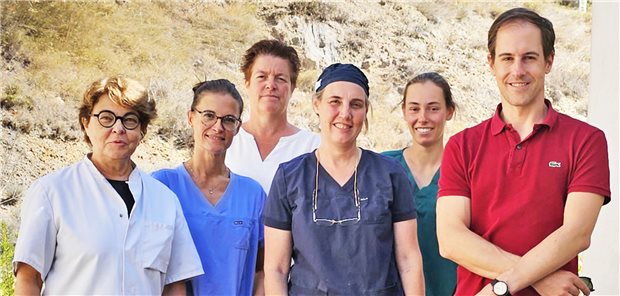 Grenzenloses Arbeiten für Ärzte in der EU? Achtung: Bürokratie! Schrumpfendes Personal: Dr. Christelle Buque (links, weißer Kittel) wird ab Oktober die einzige Ärztin im Gesundheitszentrum sein. Die Zahnärztin Dr. Nathalie Richard (Mitte, schwarze Bluse) leitet das Haus.
Der Hausarzt Dr. Allart Noé (rechts) ist zum Oktober ausgeschieden.