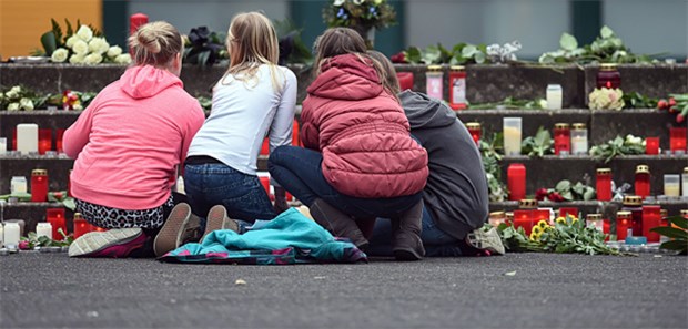 'Symbolische Handlungen sind wichtig' Schüler plazieren in Haltern am See (Nordrhein-Westfalen) Blumen und Kerzen vor dem Joseph-König-Gymnasium. 16 Schüler der Schule und zwei Lehrer waren bei dem Absturz ums Leben gekommen.