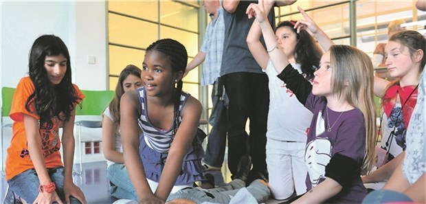 In Regensburg steht Leben retten auf dem Lehrplan Schüler üben beim Pilotprojekt „Herzhelfer-Kinder“ am Deutschen Herzzentrum in Berlin an einer Puppe.