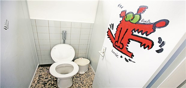 Eklige Klos – massive Hygienemängel in Schulen Schülerinnen und Schüler leiden unter verdreckten und versifften Schultoiletten.