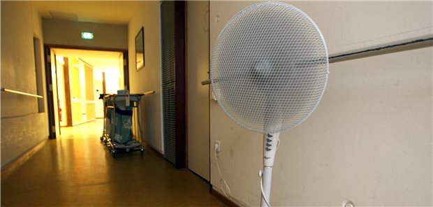 Hitzewellen: Spahn will Krankenhäuser und Heime umbauen lassen Schützt nicht wirklich vor Hitze: ein Ventilator in einer Pflegeeinrichtung.
